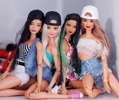 Ezgi Adli Kullanicinin Oyuncak Panosundaki Pin Moda Bebekleri Barbie Giysileri Barbie Bebekler