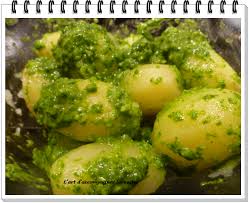 Coupées en morceaux et accompagnées d'une vinaigrette, les pommes de terre cuites font une salade savoureuse et originale. Salade De Pommes Grenailles A La Mache L Art D Accompagner Les Restes