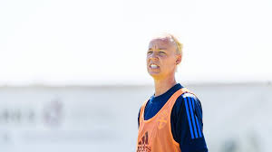 İsveç ulusal futbol takımının şu anki kaptanı. Lugnande Besked Om Caroline Segers Skada Hd
