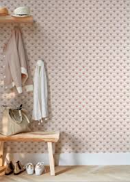 Le Charmant Motif Beige Rose Et Or De Ce Papier Peint Intisse Est Ideal Pour Renouveler Votre Decoration De Style Decoration Interieure Papier Peint Deco Bois
