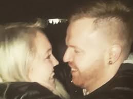 Boyfriend proposes to girlfriend from the stage at Stereophonics gig