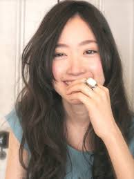 黒髪ロング パーマのヘアカタログ 30代だから似合う上品な髪型をご紹介 folk 黒髪ロング パーマ ヘアスタイル ロング 丸顔