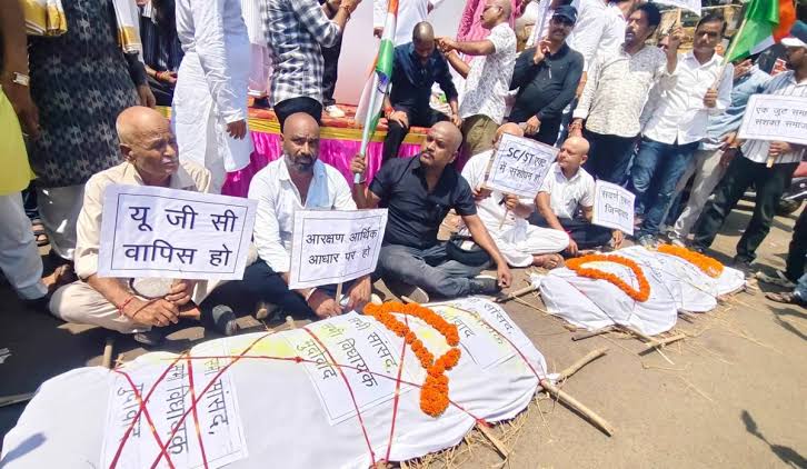 Voice Of Brahmins on X: "आज मध्यप्रदेश गुना में आरक्षण व्यवस्था, SC/ST एक्ट और UGC नियमों के विरोध में प्रदर्शन हुआ। सवर्णों ने मुंडन कर नेताओं की ...