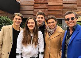 El cambio hizo que se viera 15 años más joven, antes parecía un viejito, se le notaban mucho las canas, señaló su estilista en su red social. Maite Solabarrieta Se Opero La Cadera Y Estara 6 Meses Sin Jugar