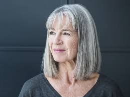 Unsere haare sind vom aufbau her in die von außen nicht sichtbare haarwurzel und dem sichtbaren haarstamm unterteilt. Graue Haare Pflegen Die Besten Tipps Fur Mehr Glanz Nivea