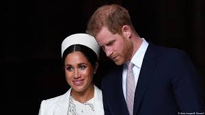 Vergangene woche zeigte sie sich bereits zum ersten mal mit prinz harry bei einem. Megxit Twitter Reacts To Meghan And Harry S Announcement Digital Culture Dw 09 01 2020