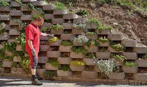 What Is A Retaining Wall With Pictures Garden Retaining Wall Landscaping Retaining Walls Retaining Wall Blocks