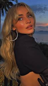 This transformation is giving us the ULTIMATE Friday feels —swipe for the  transformation 🎀 By Leanne! Head to the link in our bio to book 💬  #brentwood #ivoryhair #balayaged #behindthechair