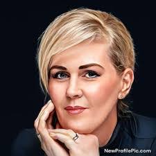 Nadine Pope's Instagram, Twitter & Facebook