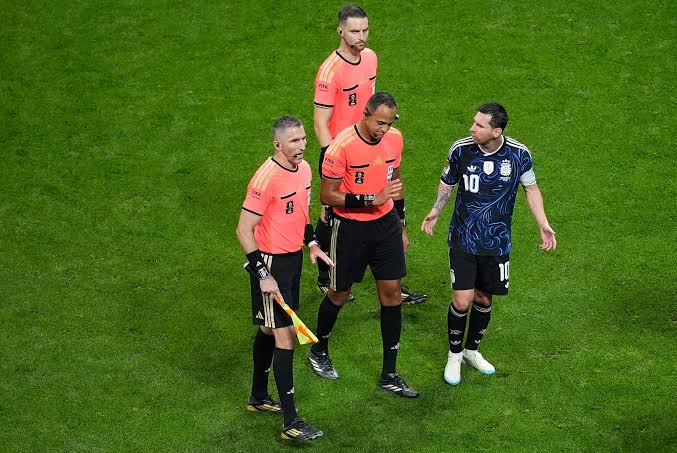 Không chê được tài năng của Messi, CĐV Anh quay sang nổi đoá vì khoảnh khắc  siêu sao Argentina nói chuyện với vị trọng tài quen mặt