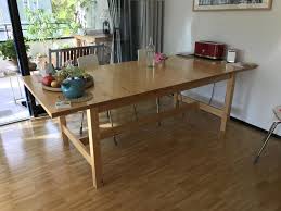Dunkles holz helles leinen rattan oder leder geben bei einem solchen modell den ton an. Massiver Grosser Esstisch 2 2m X 1m Comprare Su Ricardo