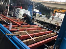 荷台修理 腐食した荷台床 横ネタの木材を取りのぞき 新しく角パイプで横ネタを作り床材を張ります 荷台 修理 トラックの荷台