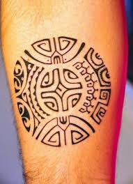 Maori Tattoos Bedeutung Der Tribalsmotive Und Polynesische Symbole Maori Tattoos Polynesisches Tattoo Maori