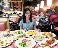Disfruta de una deliciosa comida tipo americana: Sunshine Kelly Beauty Fashion Lifestyle Travel Fitness Dinner Special Socials At Chili S