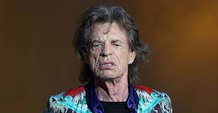 When he was 4 he met keith richards until they went into secondary schools and lost touch. Hier Strahlt Mick Jagger Mit Tochter Georgia May Um Die Wette