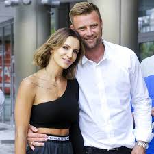 W 2008 artur boruc został nominowany przez międzynarodową federację piłkarzy zawodowych , obok gianluigiego buffona, ikera casillasa, petra čecha i edwina van der sara, do najlepszej drużyny sezonu 2007/2008. Artur Boruc Spiewa Na Plycie Zony Sara Boruc Zrobi Z Niego Wokaliste Audio Gala Pl