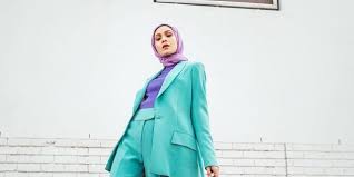 Selebgram hijab berusia 23 tahun ini adalah lulusan universitas ternama di jakarta. Inspirasi Tampil Modis 5 Selebgram Hijab Luar Negeri Yang Wajib Kamu Ikuti Dream Co Id