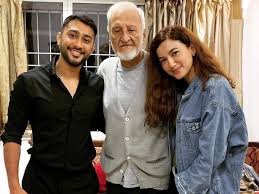 Nikki tamboli (born 21 august 1996) is an indian film actress. Gauahar Khan Father Health Pics Inside Gauahar Khan Visits Her Father In The Hospital Urges Everyone To Pray For Her Dad
