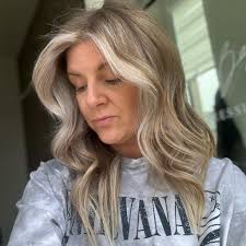 Well well look who it is 😂 I got some time to do my own hair for once. A  little face frame with tip outs is my go to! keeping my natural