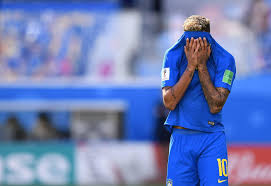 Neymar is used to facing some rough treatment from opposition defenders but this time it was the a fan collided with neymar after trying to get close to the star. Fussball Wm 2018 Schrecksekunde Fur Neymar Seine Schwester Rafaelle Beckran Kollabiert Bei Brasilien Sieg Mopo De