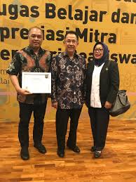 Adapun pemberian penghargaan ini meliputi seleksi administrasi, penilaian kinerja dan penilaian akhir dengan mengunjungi tempat usaha. Realitas News Universitas Indonesia Memberikan Penghargaan Apresiasi Mitra Pemberi Beasiswa Kepada Bp Batam Mengungkap Fakta Dengan Data
