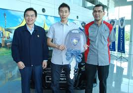Inilah kereta ferrari dato lee chong wei, dan untuk pengetahuan anda di malaysia beliau merupakan atlet pertama yang memilikinya. Proton Presents Black Inspira 2 0 To Datuk Lee Chong Wei Paultan Org