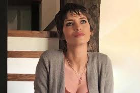 Sara carbonero news, gossip, photos of sara carbonero, biography, sara carbonero boyfriend sara carbonero is a member of the following lists: Sara Carbonero Arrasa Con Su Nueva Imagen Con El Pelo Corto Famosos