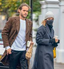 A source close to the couple revealed the nature of the relationship between emma watson and leo alexander robinson, a california entrepreneur. Emma Watson Is Seen With Her Boyfriend Leo Alexander Robinton In London Latest News Breaking News Top News Headlines