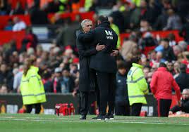 A mesma publicação sublinha que, no entanto, josé mourinho não pretende facilitar a tarefa a nuno espírito santo, e já terá feito saber que só admite libertar o jogador de 25 anos pelos 30. Jose Mourinho The Head Coach Manager Of Manchester United Embraces Manchester United Jose Mourinho Manchester