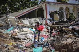 May be an image of one. Mas De 1 290 Muertos Y 2 800 Heridos Por El Sismo En Haiti Los Angeles Times