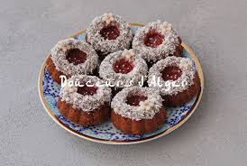 Gateaux A La Noix De Coco Chocolat Et Graines De Sesame Douceurs D Alger Gateau Noix De Coco Noix De Coco Noix De Coco Rapee