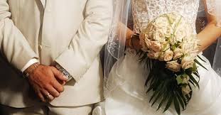 Η μητέρα της είχε καταγωγή από την κρήτη. Anaboles Gamwn Sth Magnhsia Logw Plafon Stoys Kalesmenoys