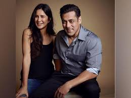 While we love experimenting with coloured eyeliners and mascaras, a natural dewy makeup look is any day the best to slay in. Salman Khan Katrina Kaif Resume Shooting For Tiger 3
