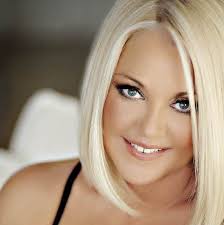 Η 64χρονη παρουσιάστρια ρούλα κορομηλά, είναι ιδιαίτερα δραστήρια στα social media και έκανε μια. Deite Thn Royla Koromhla Se Mikrh Hlikia Me Thn Adelfh Ths Kai Th Mhtera Ths Pic Patras Events