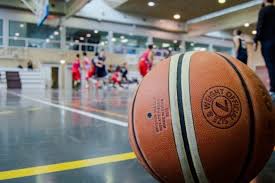 Permainan bola baskes adalah permainan yang dimainkan oleh lima orang. Pengertian Bola Basket Sejarah Peraturan Ukuran Lapang Teknik Dasar Permainan Salamadian