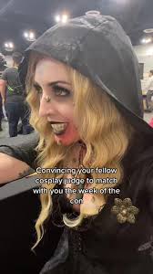 The fake flies were my idea 😌🪰 #re8cosplay #dimitrescucosplay  #beladimitrescu #danieladimitrescu #re8village #dimitrescudaughters