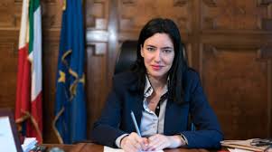 I ministri di scuola e università, rispettivamente lucia azzolina e gaetano manfredi, hanno giurato oggi al quirinale. School Enrollment Minister Azzolina Answers Students Questions Video Italy24 News English