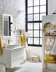 La Salle De Bains Blanche Un Basique Facile A Decorer Elle Decoration Meuble Salle De Bain Ikea Meuble Colonne Salle De Bain Salle De Bain Ikea