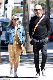 Feb 07, 2018 · witherspoon began dating hollywood agent jim toth shortly after. Reese Witherspoon Enjoys Lunch With Hubby Jim Toth And Son Deacon Phillippe 15 In La Daily Mail Online