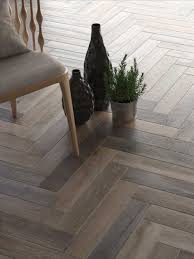 Une Piece Authentique Grace Au Parquet Chevron Carrelage En Bois Carrelage Effet Parquet Deco Carrelage