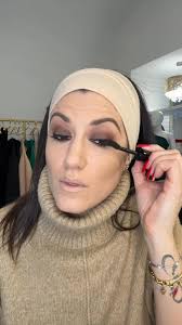 Drage moje evo mini verzija za ovaj crno/zlatni make up look, za sve one  koje niste gledale na Youtube Kanalu-Tea Kekic :) Koristila sam HUDA  BEAUTY...