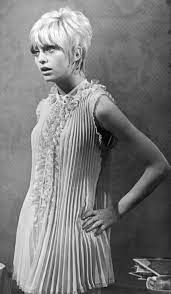 Summer Style Inspiration 1970s Icons In White Goldie Hawn Goldie Hawn Hair Short Hair Styles