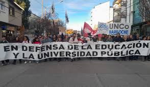 Cuarta marcha federal: miles salieron en defensa de la universidad pública  en Bariloche - Bache3000