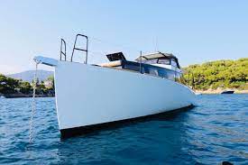 Silverfin Is One Of The World S Most Fuel Efficient Trawler Type Of Motorboats A Modern Minimasit Look And An Efficient Semi P Boat Design Explorer Yacht Boat