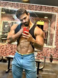 HARDWORKING PORN STAR 🤪