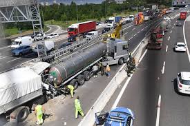 Autostrade per l'italia, dopo verifiche durate tutta la notte, conferma la transitabilità nella carreggiata opposta a quella crollata. Incidente Autostrada Oggi Riaperto Il Tratto Tra San Lazzaro E Fiera Citta Paralizzata Cronaca