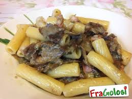 Mettete in una padella grande l'olio extravergine di oliva e fatelo scaldare insieme allo spicchio di aglio tagliato a metà. Ricetta Pasta Con Carciofi E Pancetta Ricette Di Fragolosi