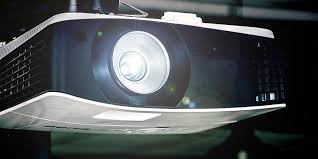 Holen sie sich hierzu am besten hilfe von praktischerweise können sie die bohrungen an der halterung als bohrschablone nutzen und eine markierung an der wand oder decke setzen. Grosses Kino Heimkino Sicher Befestigen Fischer Blog