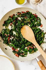 Ingredients ½ pound bacon ends and pieces 1 large white onion, chopped 1 tablespoon minced garlic ¼ teaspoon red pepper flakes, or to taste ¼ teaspoon salt ¼ teaspoon ground black pepper 4 cups water 2 bunches collard greens, coarsely chopped Sauteed Collard Greens With Bacon Skinnytaste