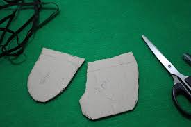 Karena lebih tebal dan cukup kaku, kain ini sebaiknya dijadikan sebagai bahan utama celana, culotte atau rok. Uli Mayang Cara Buat Sarung Selontongan Kaki Bayi Dari Kain Perca